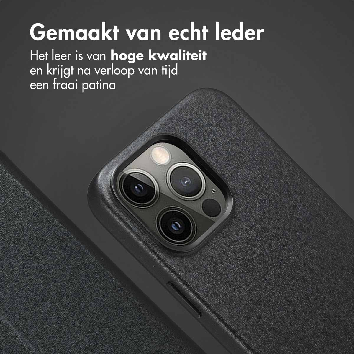 Primo piano di una custodia per telefono nera con lenti della fotocamera. La custodia in pelle ha una superficie strutturata. Testo in olandese.