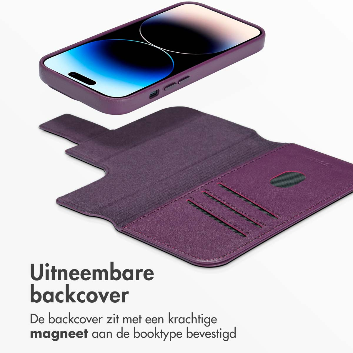 Coque violette. Téléphone dans la coque, avec dos magnétique. Fond blanc.