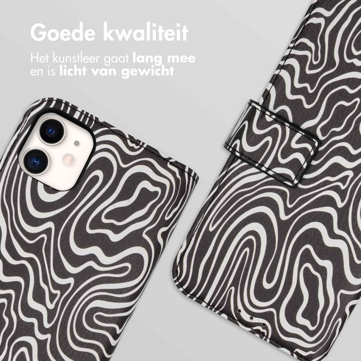 Een telefoon en hoesje met een zwart-wit draaikolkpatroon.