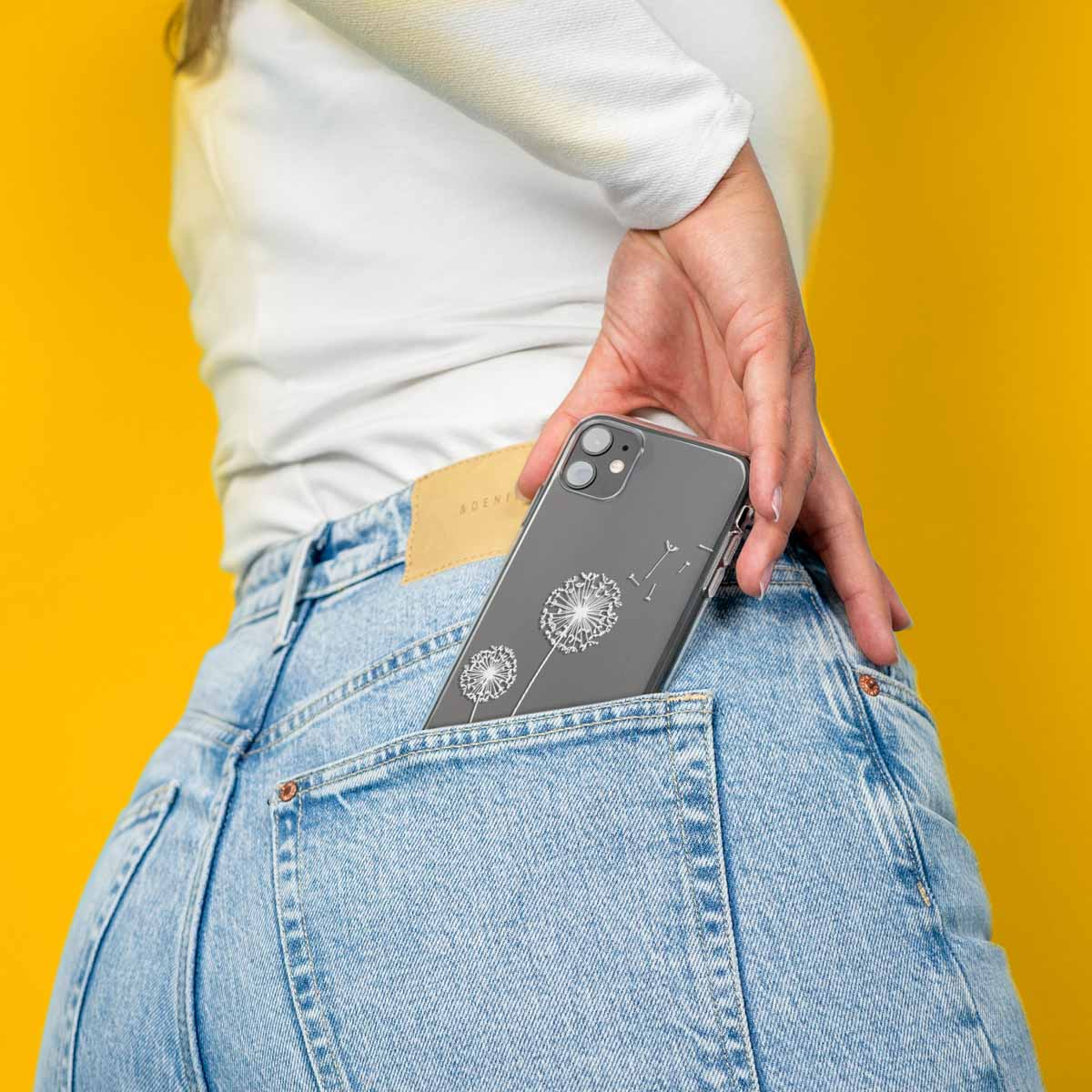 Een telefoon met een paardenbloemontwerp in een zak. De achtergrond is geel.