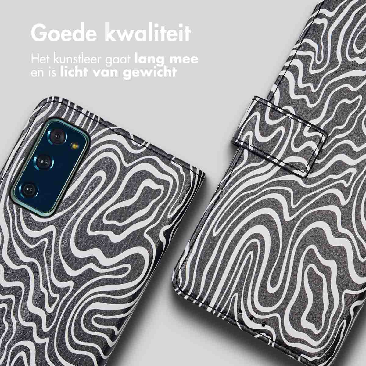 Étui de téléphone à motif marbre noir et blanc, montrant une caméra