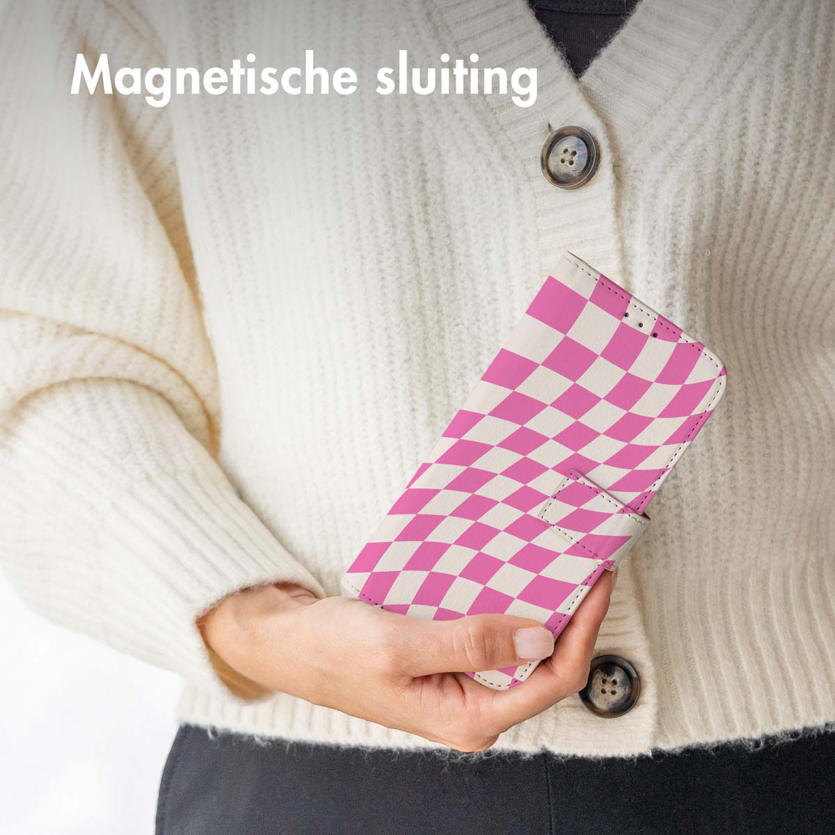 Frau hält Handyhülle mit rosa Karomuster. Text: Magnetverschluss.