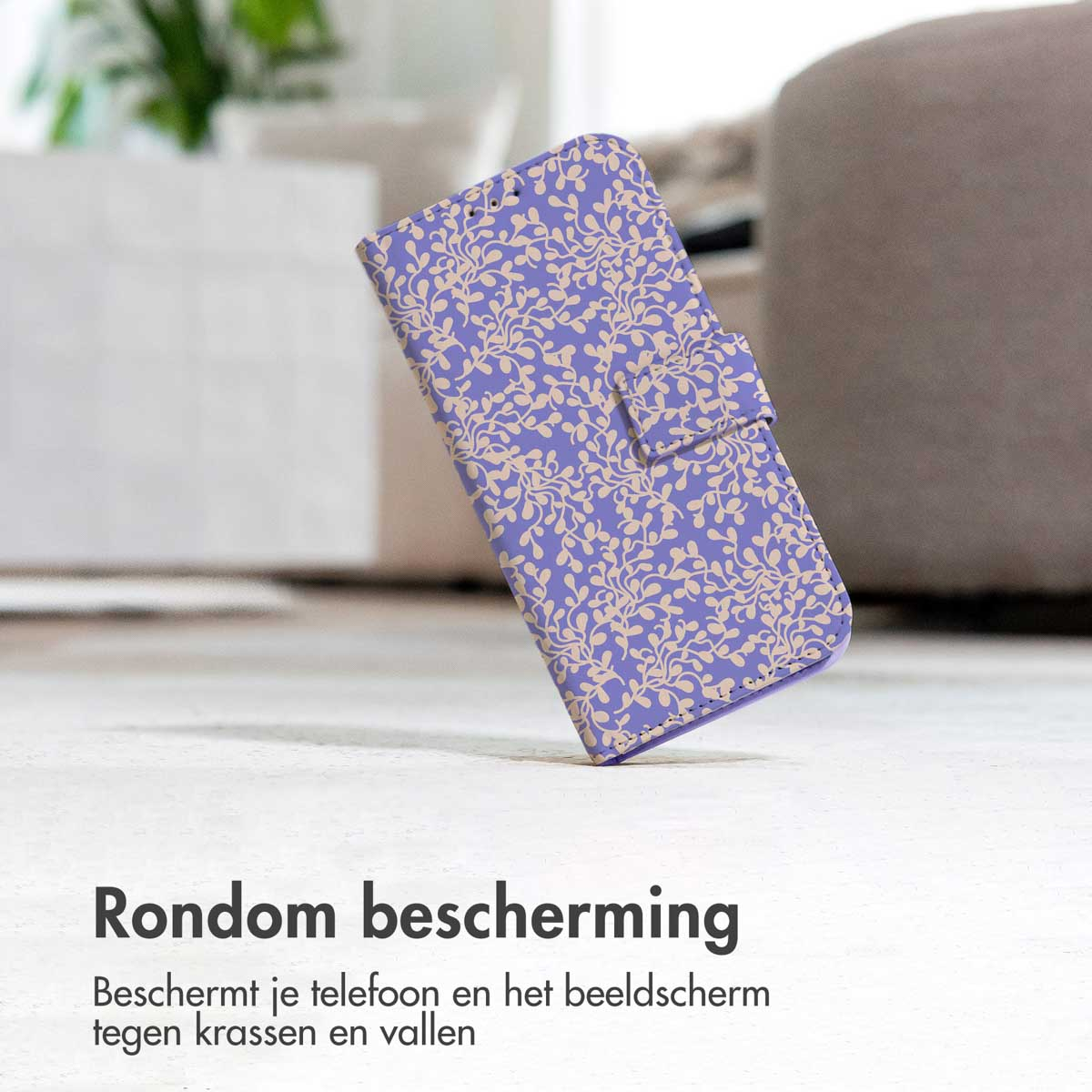 Een paarse telefoonhoes met een bloemenpatroon. De telefoon zit in de hoes, op een tafel.