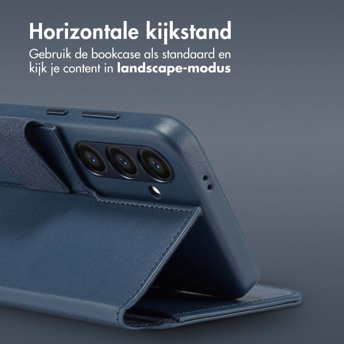 Een telefoon in een blauwe hoes is open, met het scherm in een hoek.