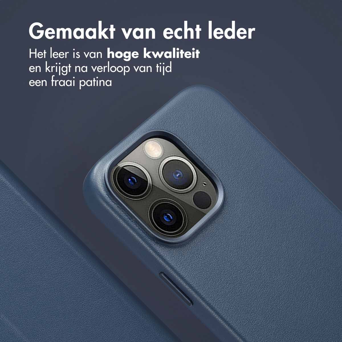 Primo piano di una custodia blu per telefono con obiettivo della fotocamera visibile. Il testo in alto dice: 'Fatto di vera pelle'.