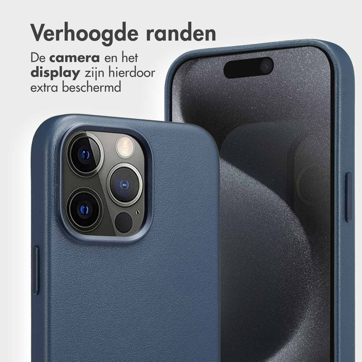 Due custodie blu per telefono, una con dettagli della fotocamera, l'altra che mostra lo schermo. Il testo indica una protezione extra per la fotocamera e il display.