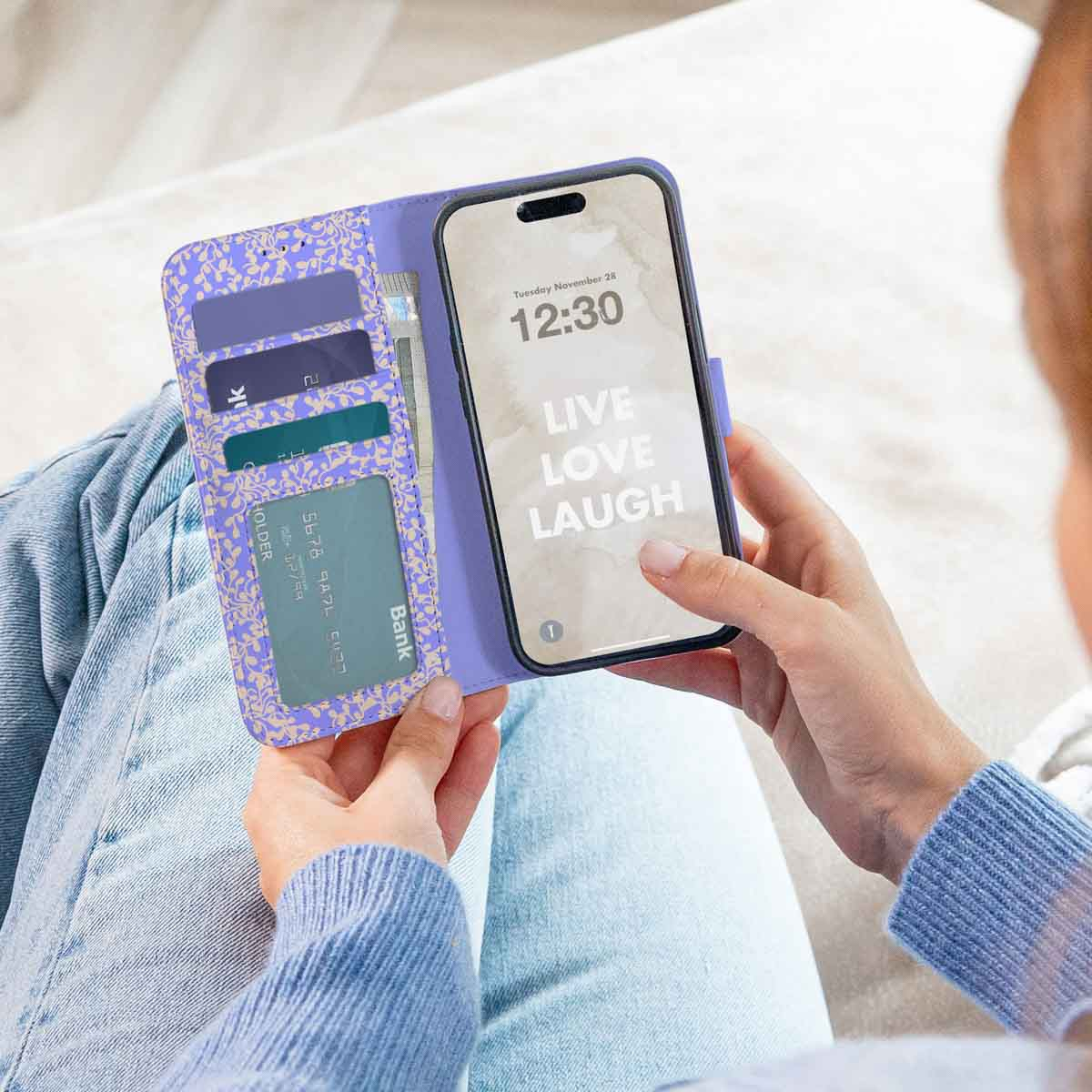 Hand met telefoonhoesje met kaarten erin. Tekst: Leef Lief Lach.