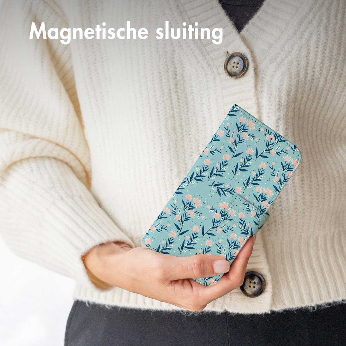 Een vrouw houdt een bloemen telefoonhoes vast. Tekst: Magnetische sluiting.