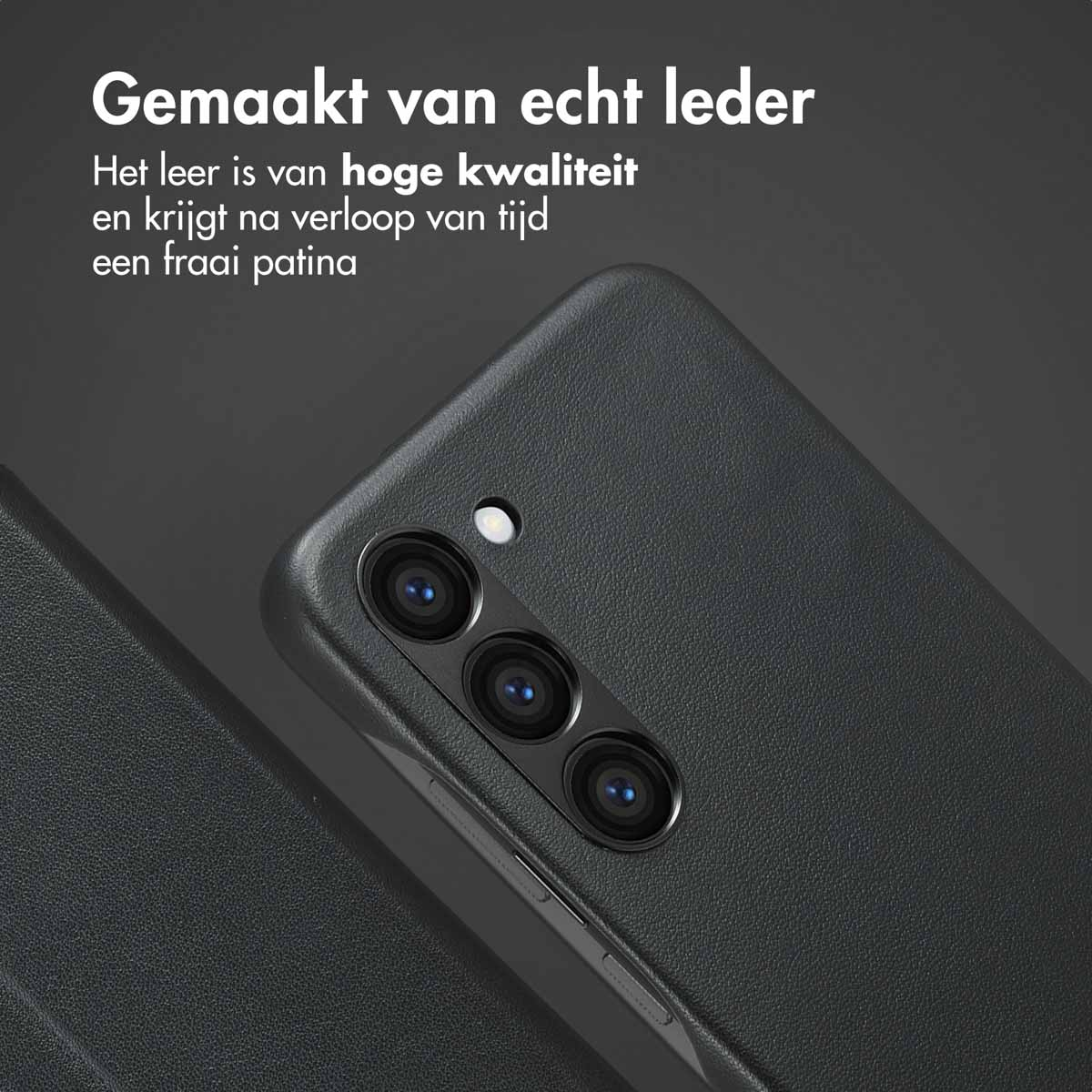 Een zwarte telefoonhoes, met de camera van een telefoon en een deel van het oppervlak.