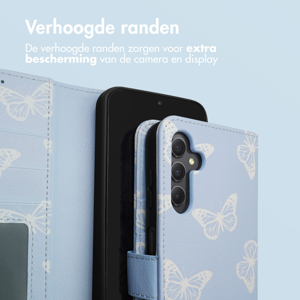 Un étui de téléphone bleu clair à motif papillon avec un téléphone.