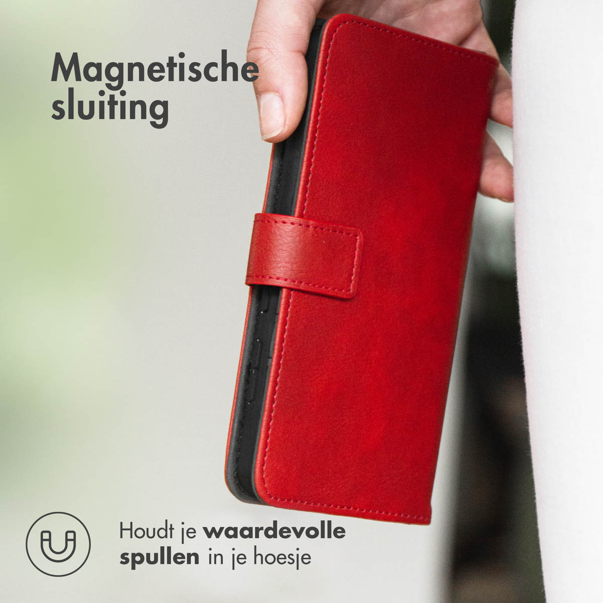 Rode telefoonhoes met magnetische sluiting. Tekst zegt 'Magnetische sluiting' en 'Houdt je waardevolle spullen'.