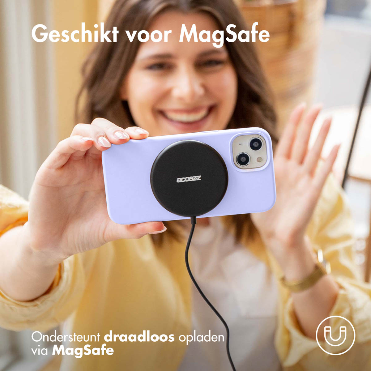Frau hält Telefon mit Magnetlader. Text: Geeignet für MagSafe, unterstützt kabelloses Laden.