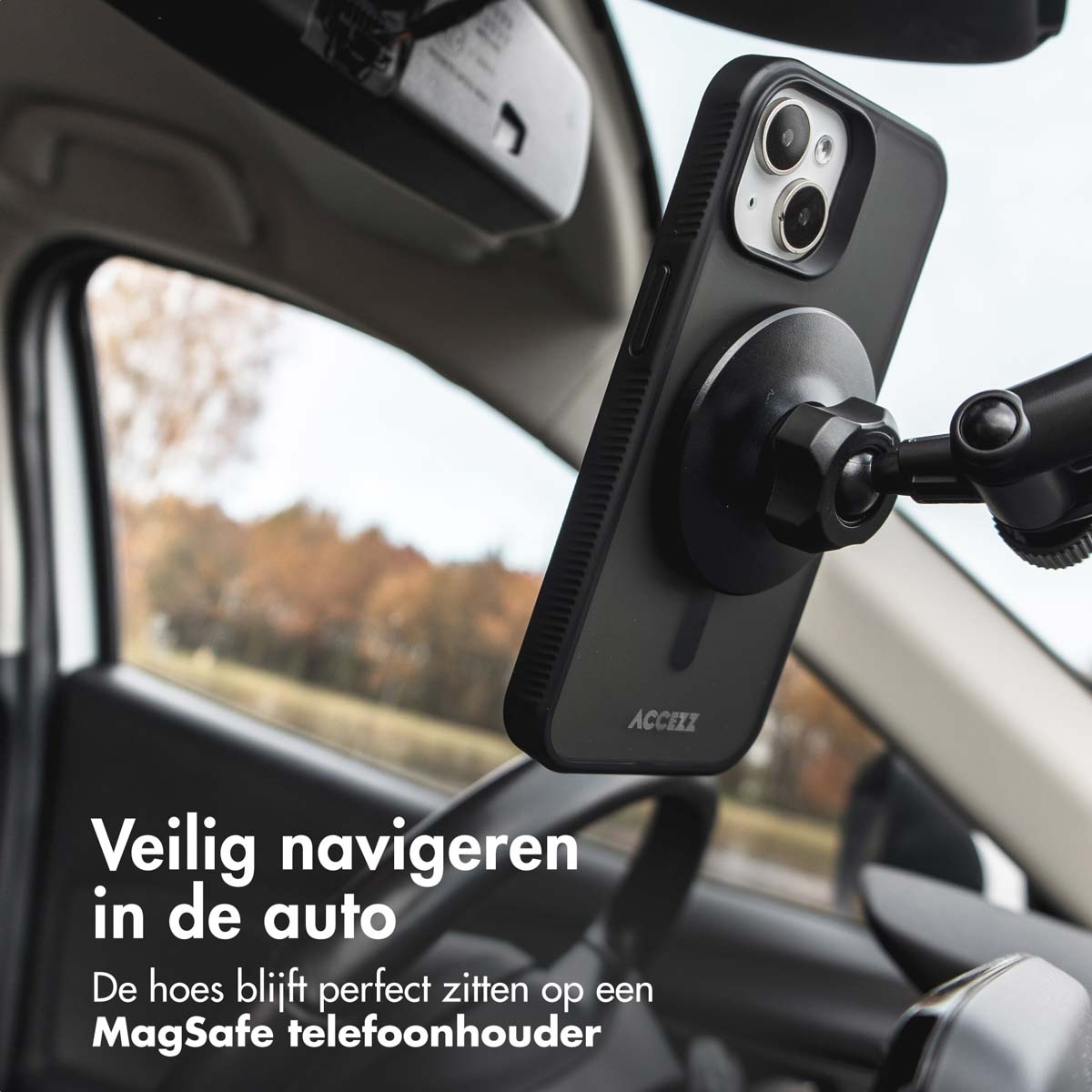 Un téléphone noir fixé à un support de téléphone de voiture. Arrière-plan flou.