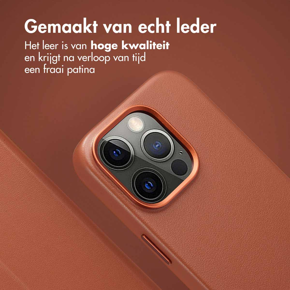 Gros plan sur un étui de téléphone en cuir marron. L'objectif de l'appareil photo est visible. Le texte indique qu'il est en cuir véritable et a une patine.