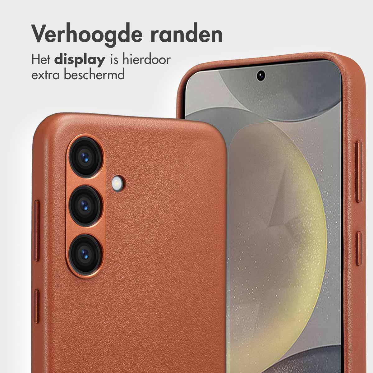 Coque de téléphone marron avec un téléphone à l'intérieur. L'étui a une finition mate. Le téléphone a une caméra en haut.