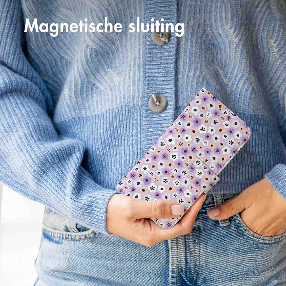 Een vrouw houdt een telefoonhoesje met een bloemenontwerp vast, met een telefoonscherm met de woorden 'Live Love Laugh'.