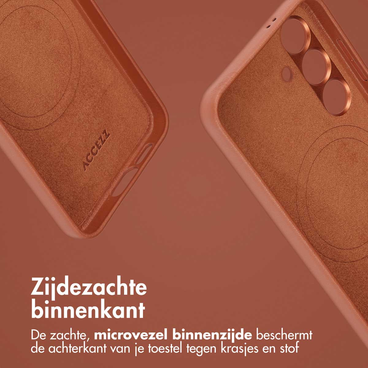 Intérieur d'étui de téléphone avec un matériau en microfibre doux et marron. L'étui porte la marque ACCEZZ.