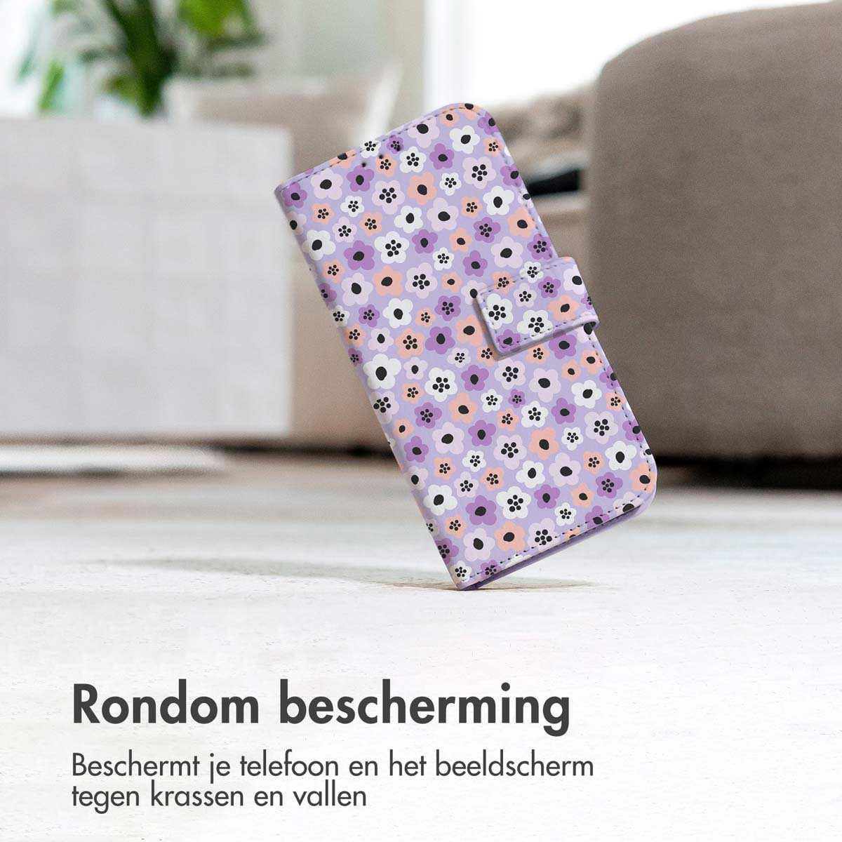 Telefoonhoesje met bloemenpatroon op een oppervlak. Tekst in het Nederlands: 'Rondom bescherming'.