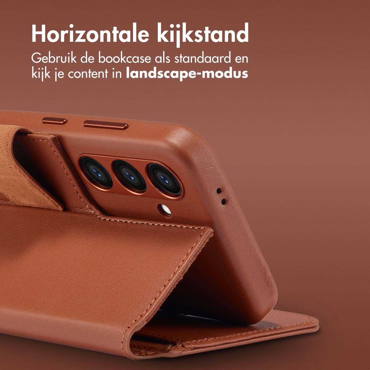 Un étui de téléphone marron avec un téléphone à l'intérieur, ouvert pour révéler l'écran, posé sur une surface marron.