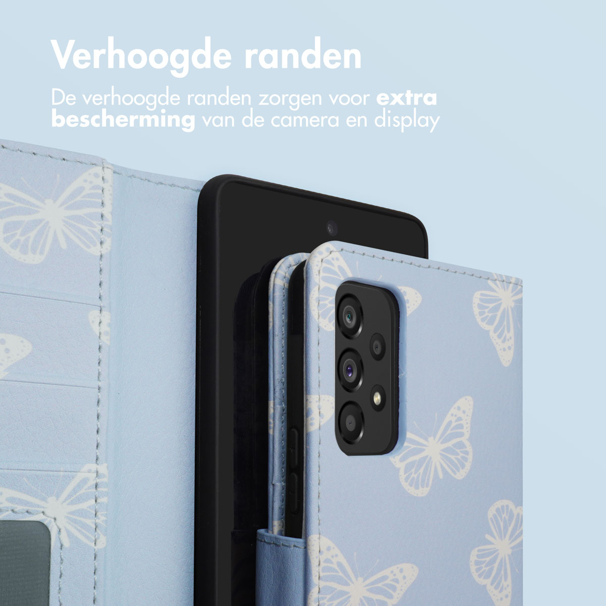 Lichtblauwe telefoonhoes met witte vlinders, camera zichtbaar.