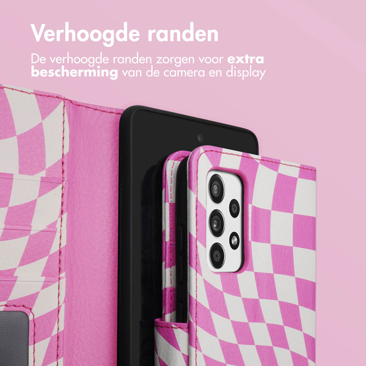 Een roze-wit geblokte telefoonhoes met verhoogde randen.
