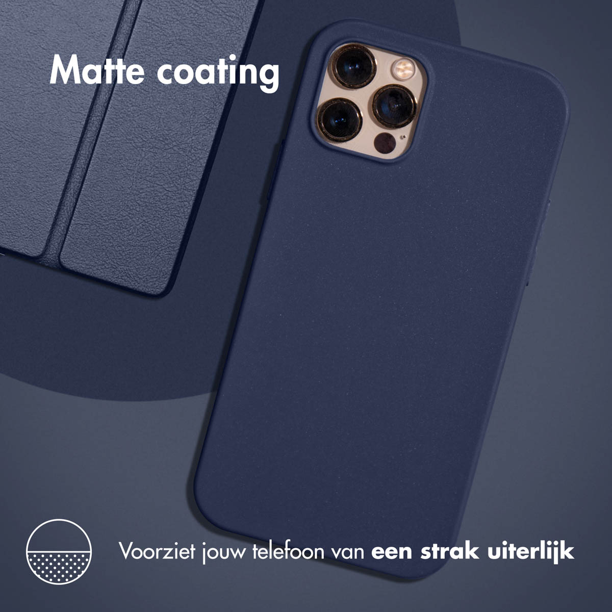 Marineblauwe telefoonhoes met matte coating. Een telefoonhoes ligt op een plat oppervlak, andere hoesonderdelen zijn zichtbaar.