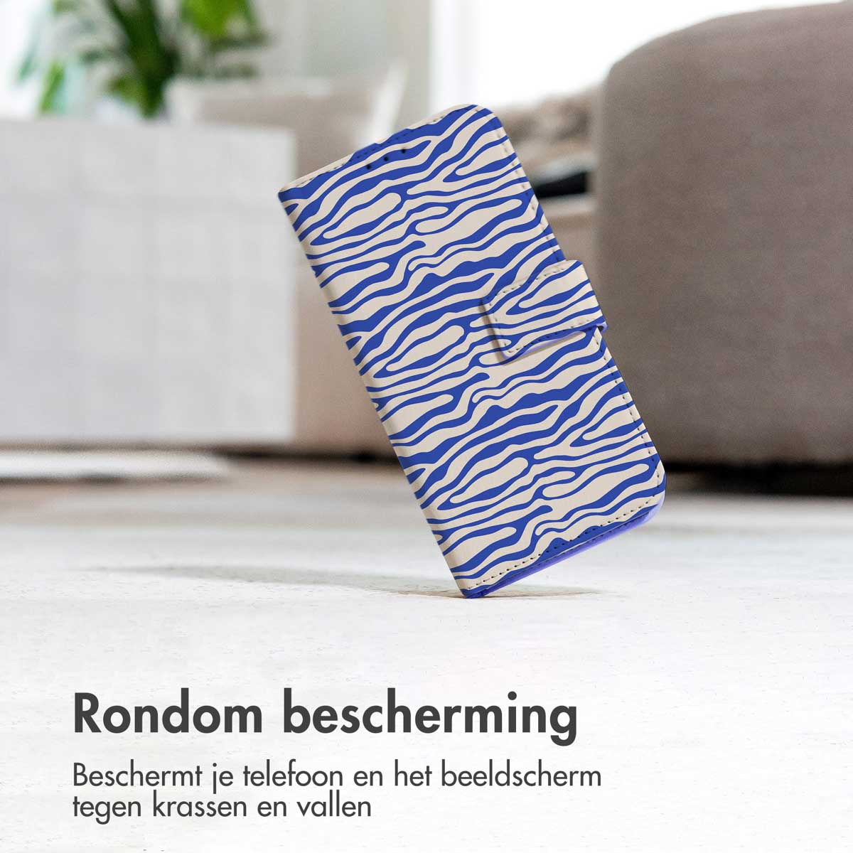 Een telefoonhoesje met een blauw-wit zebrapatroon staat schuin op een oppervlak. Tekst onderaan.