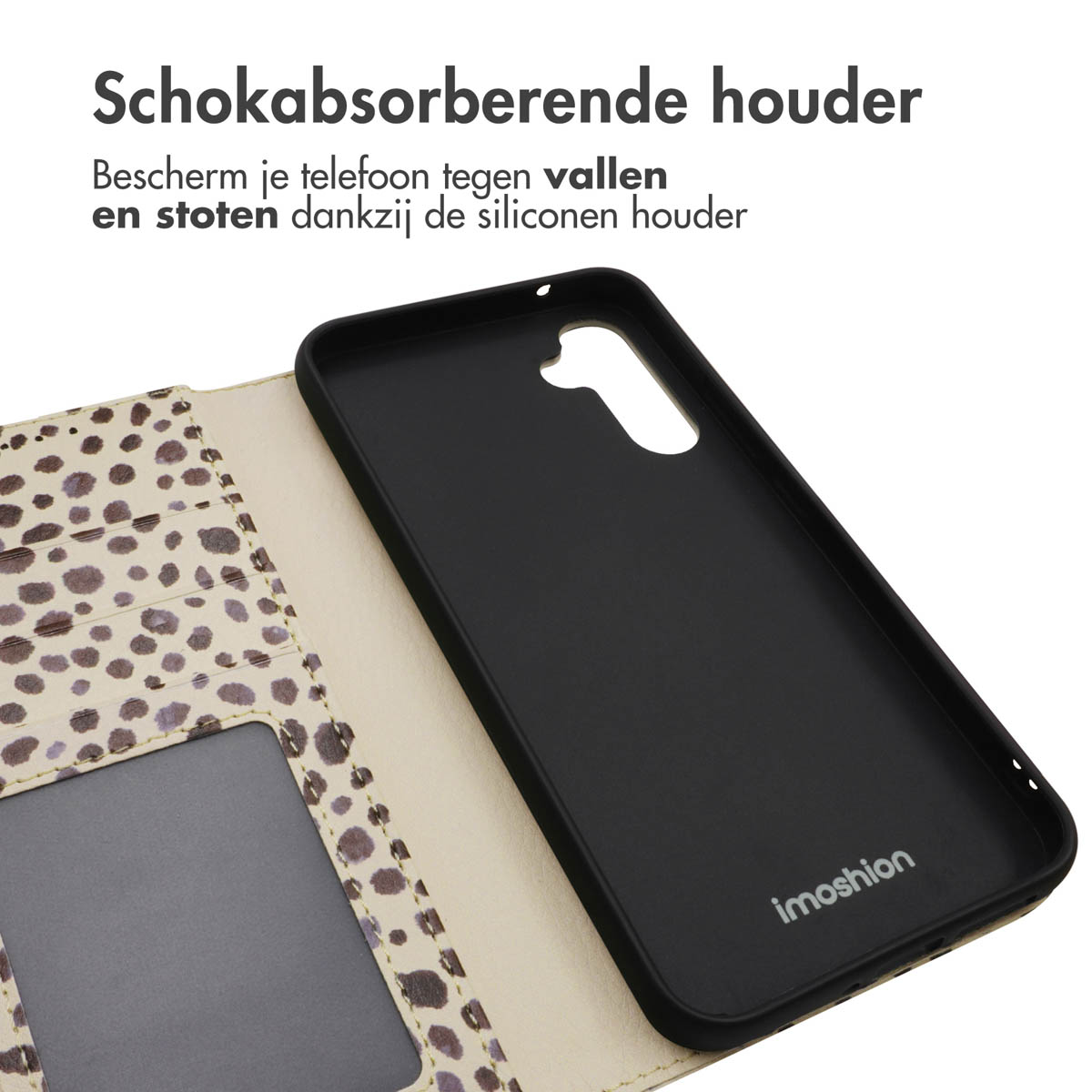 Coque de téléphone noire avec rabat imprimé léopard et fentes pour cartes.