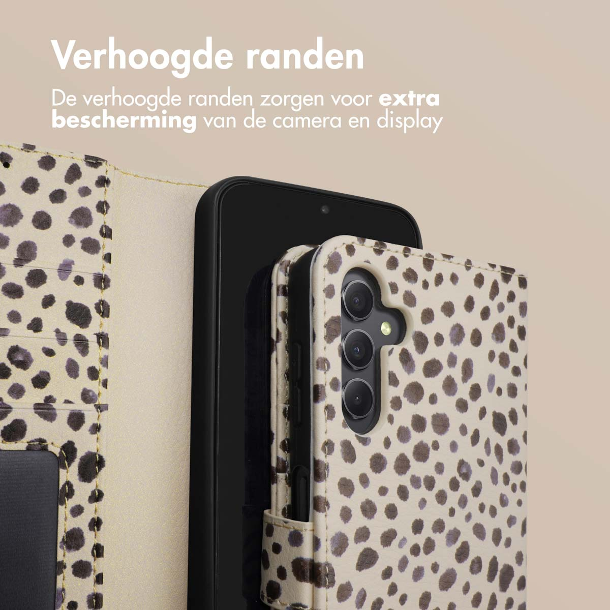 Une coque de téléphone de couleur claire avec un imprimé léopard et des bords surélevés.