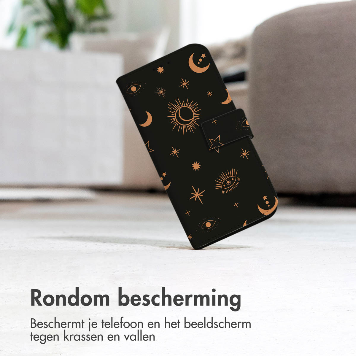 Zwarte telefoonhoes met gouden hemelse symbolen. Zwarte hoes. Witte achtergrond.