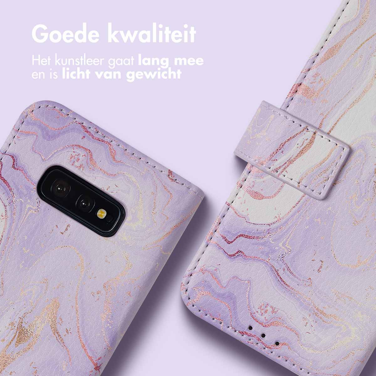 Étui de téléphone violet à motif marbre, découpe caméra et rabat.