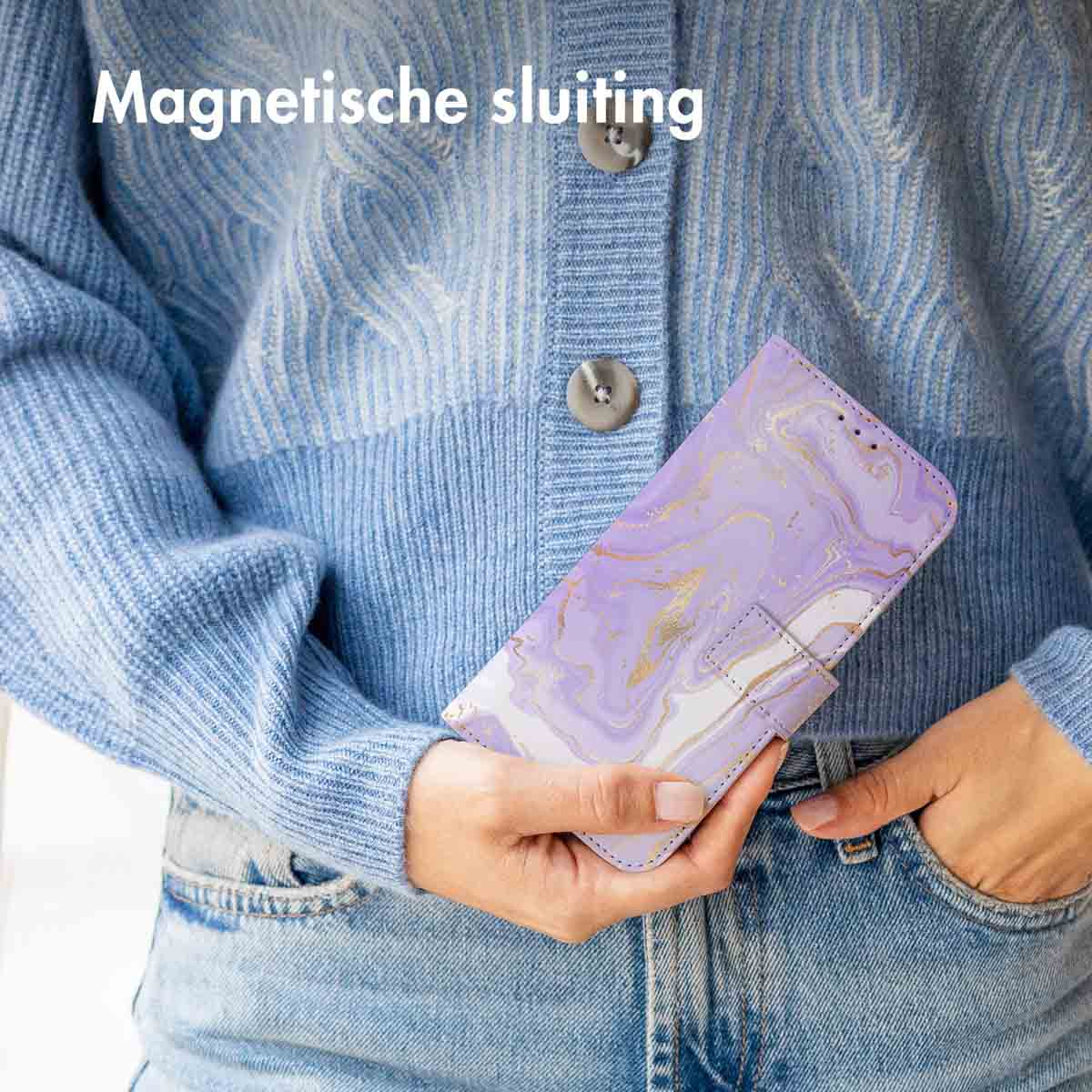 Een persoon die een lavendelkleurige telefoonhoes vasthoudt met een marmerontwerp. De hoes is gesloten.
