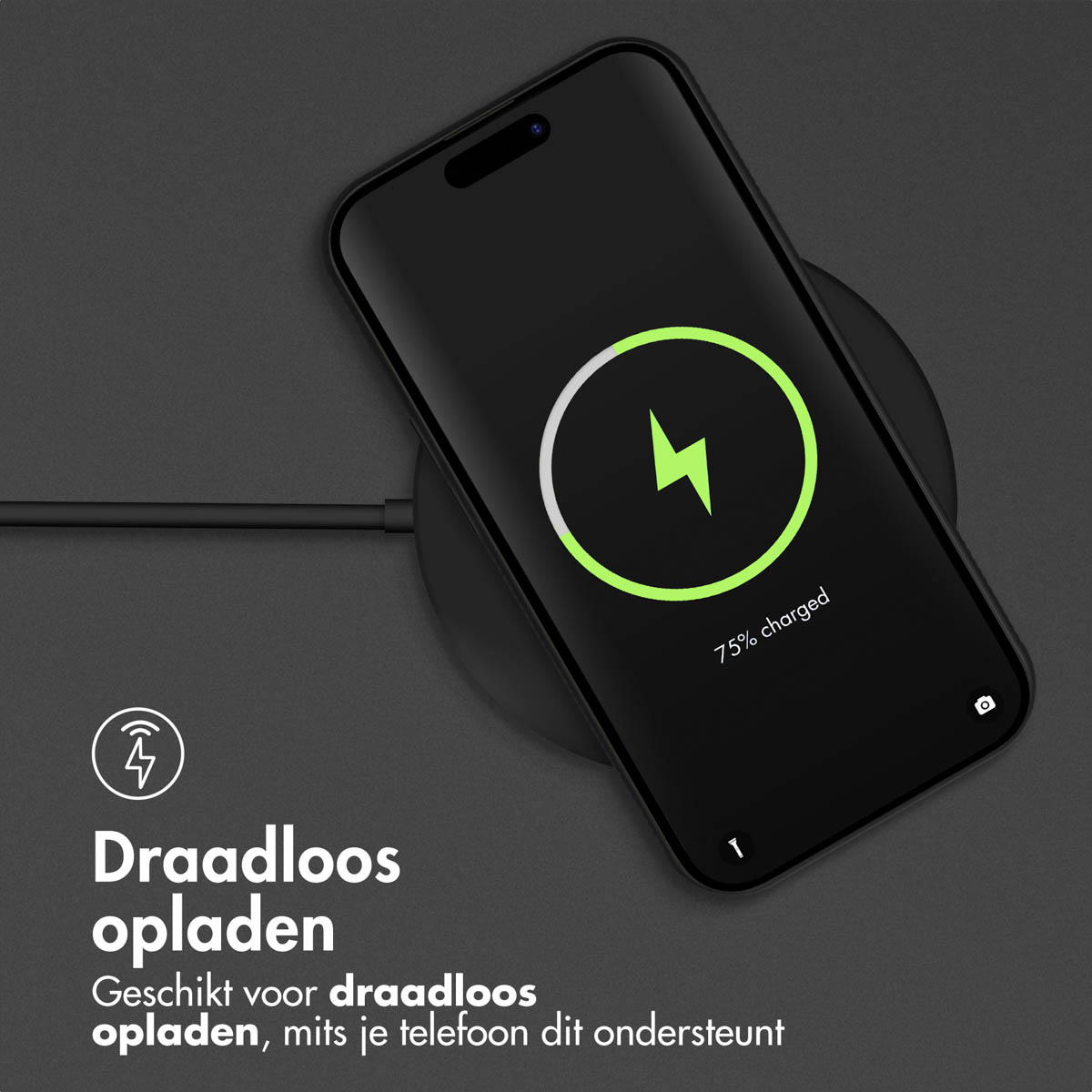 A phone is wirelessly charging. The screen displays a charging symbol and 75% charged. Dutch text indicates wireless charging compatibility.