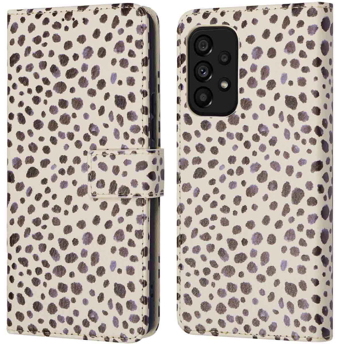 Een lichtgekleurde telefoonhoes met luipaardprint en bandje.