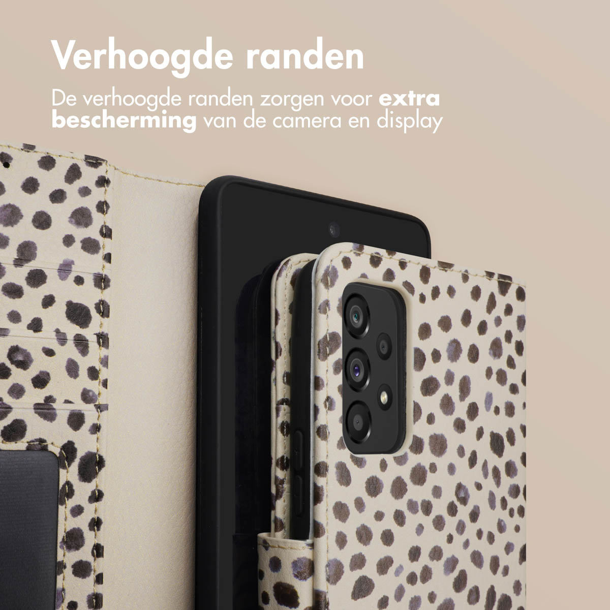 Telefoon met dalmatiër-patroon hoesje deels open.