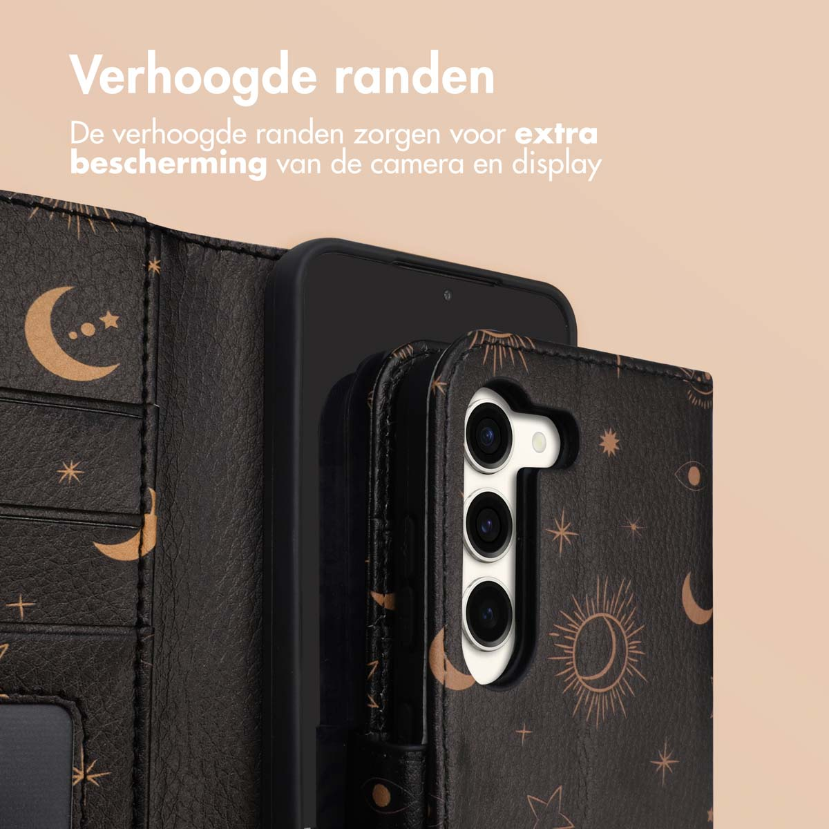 Zwarte telefoonhoes met zonne-symbolen. Verhoogde randen voor camerabescherming.