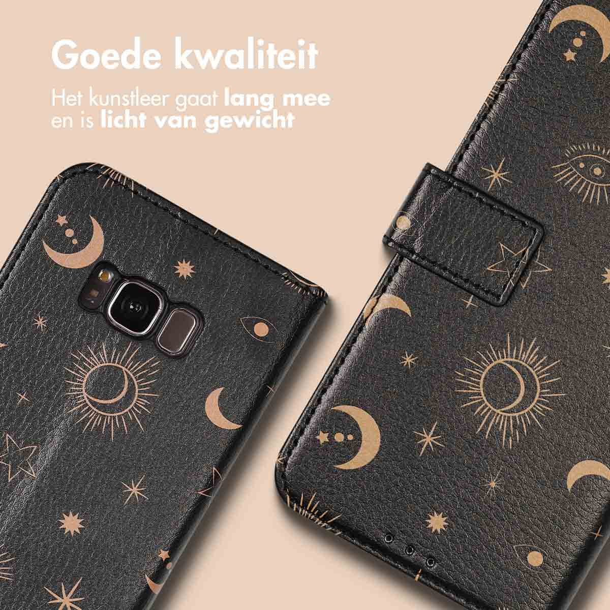 Zwarte telefoonhoes met gouden maan- en sterrenpatroon. Bruine leren flip cover.