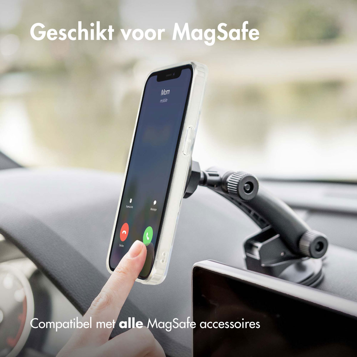 Een telefoon gemonteerd in een auto. De telefoon is verbonden met een autohouder.