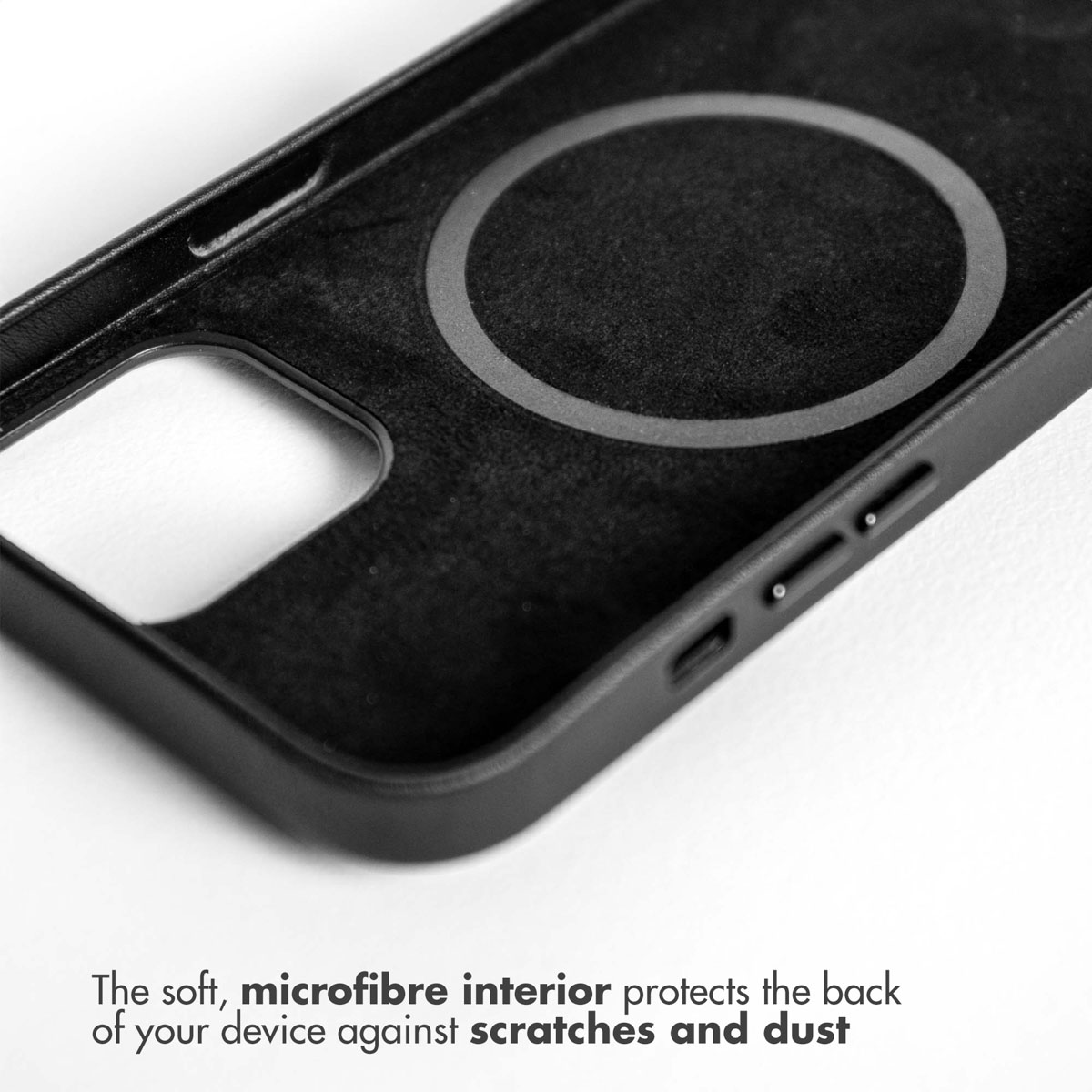 Binnenkant van een zwarte telefoonhoes. Het heeft een zacht, microvezel interieur.