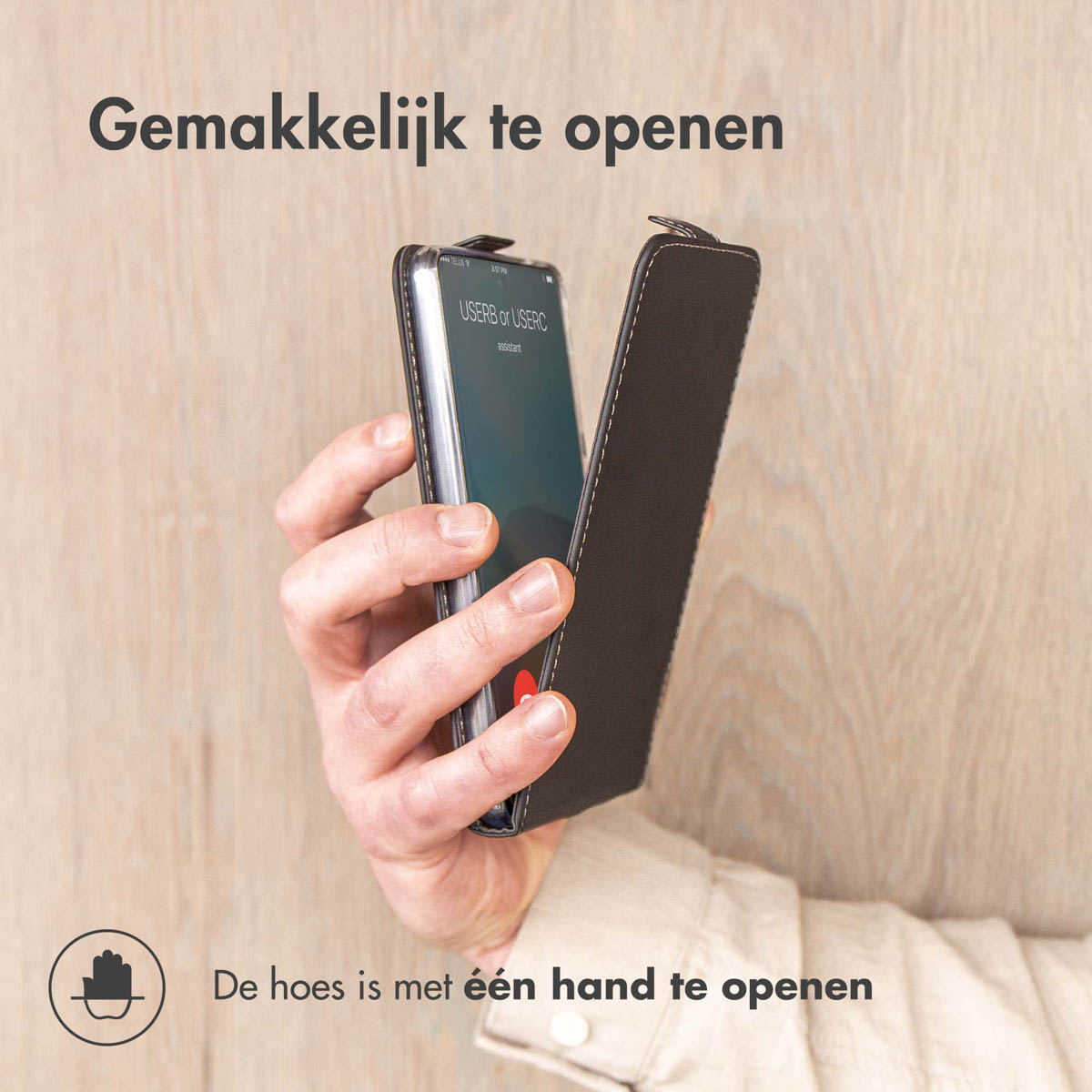 Une main tenant un étui de téléphone noir, l'ouvrant. Texte : 'Gemakkelijk te openen'.