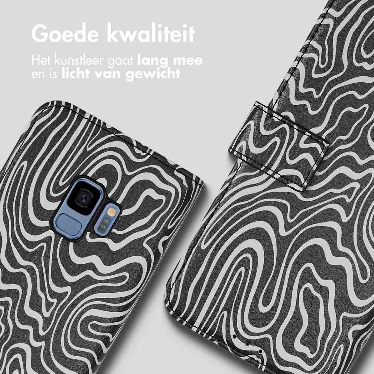 Een telefoon met een zwart-wit golvend patroon hoesje. De telefoon is links zichtbaar.