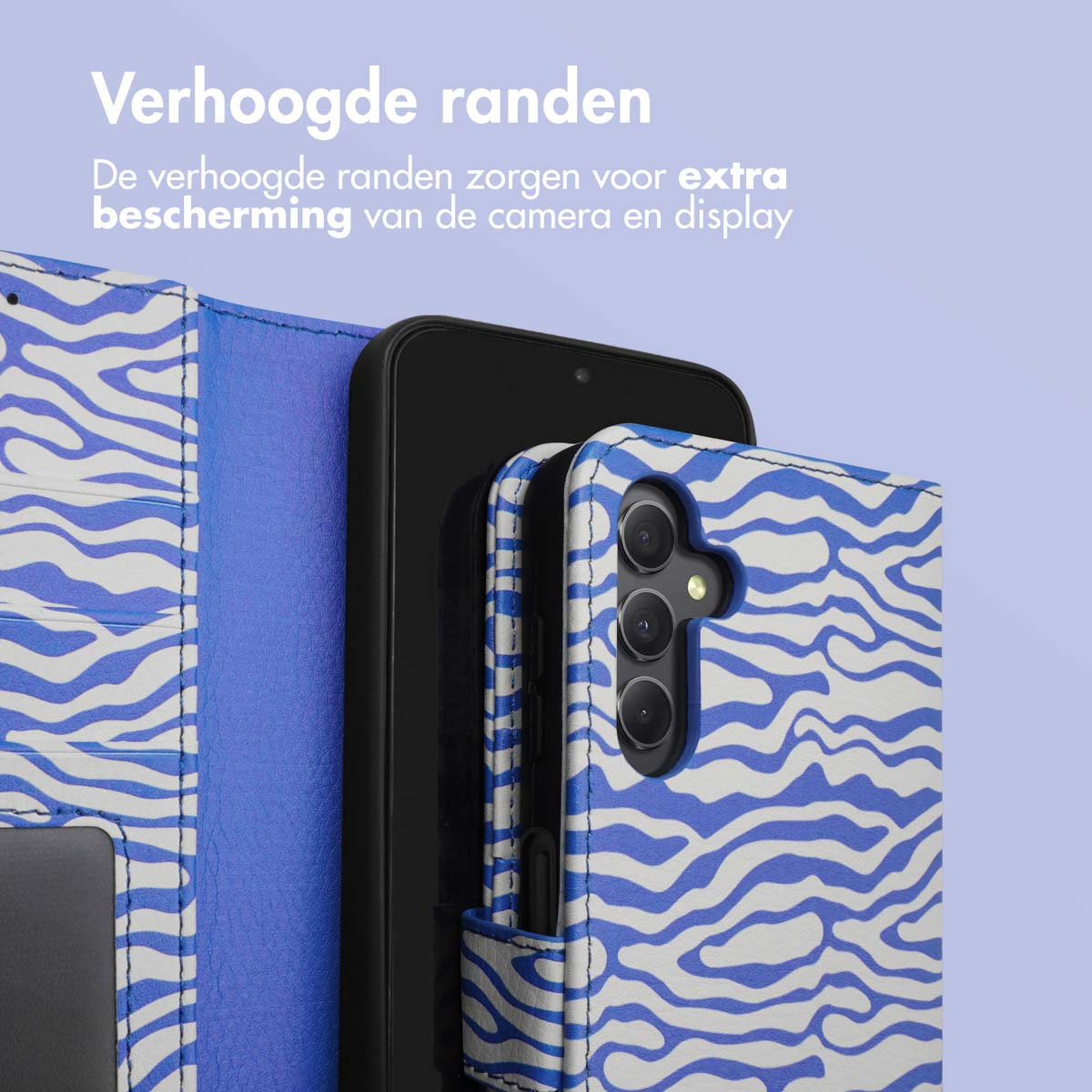 Gros plan d'un étui de téléphone à imprimé zébré bleu et blanc, ouvert pour afficher le téléphone.