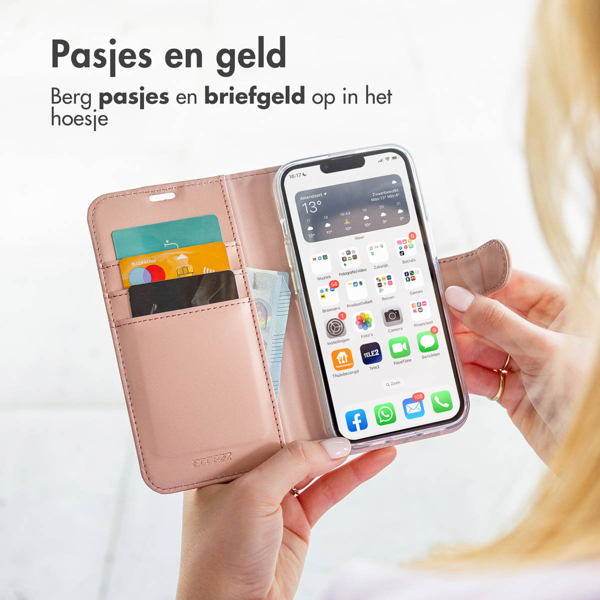 Une femme tenant un étui de téléphone. L'étui est rose et contient des cartes et de l'argent liquide.