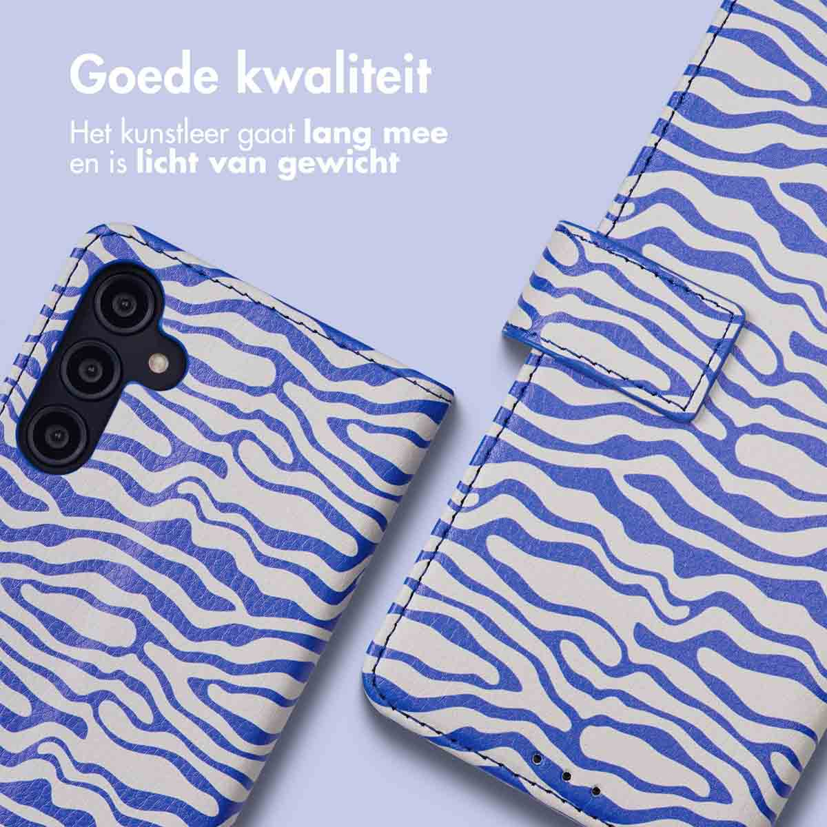 Twee telefoonhoesonderdelen met blauw-wit zebra streepontwerp. Tekst: goede kwaliteit.