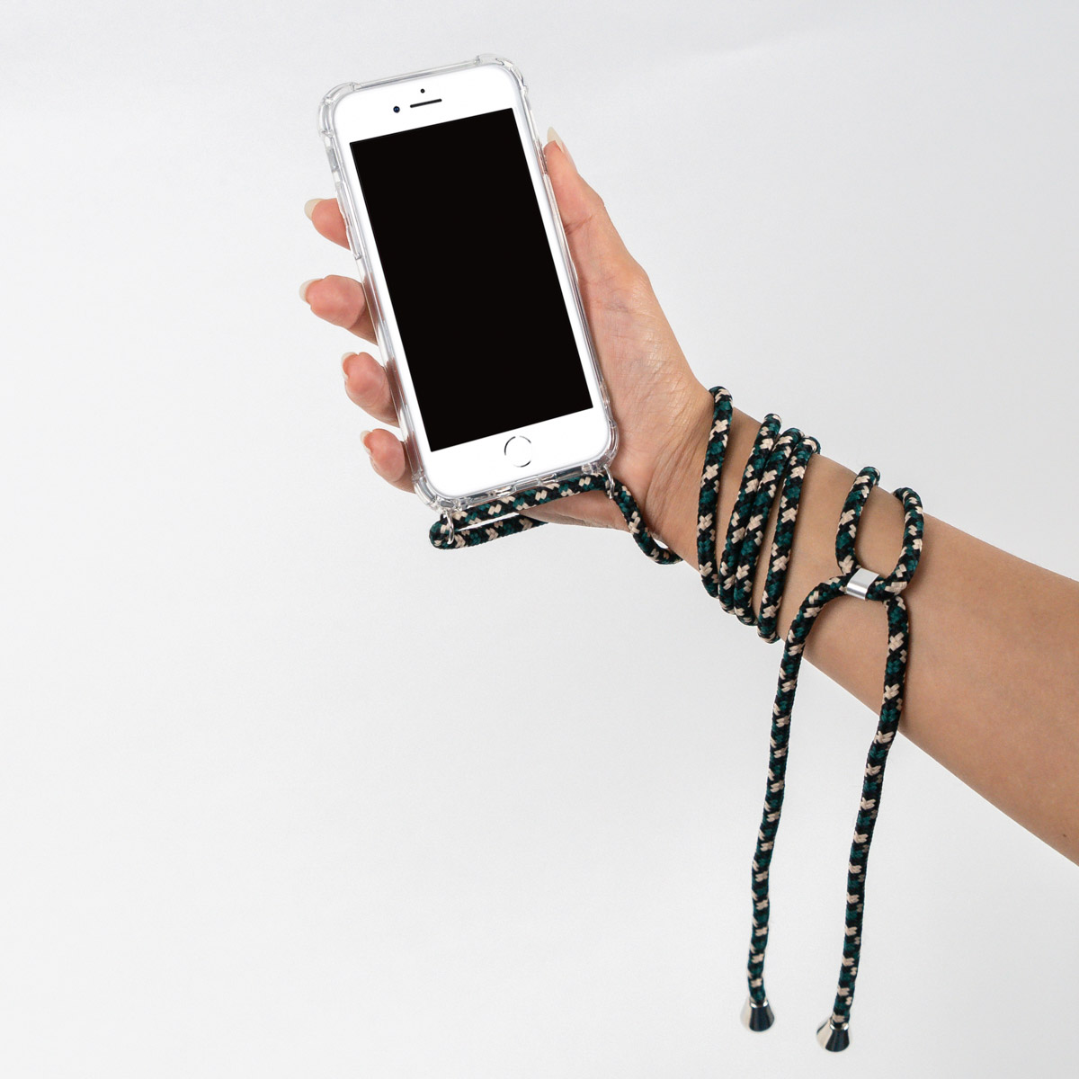 Hand die een telefoon met een touw vasthoudt. De telefoon is transparant. Het touw is zwart, groen en wit.
