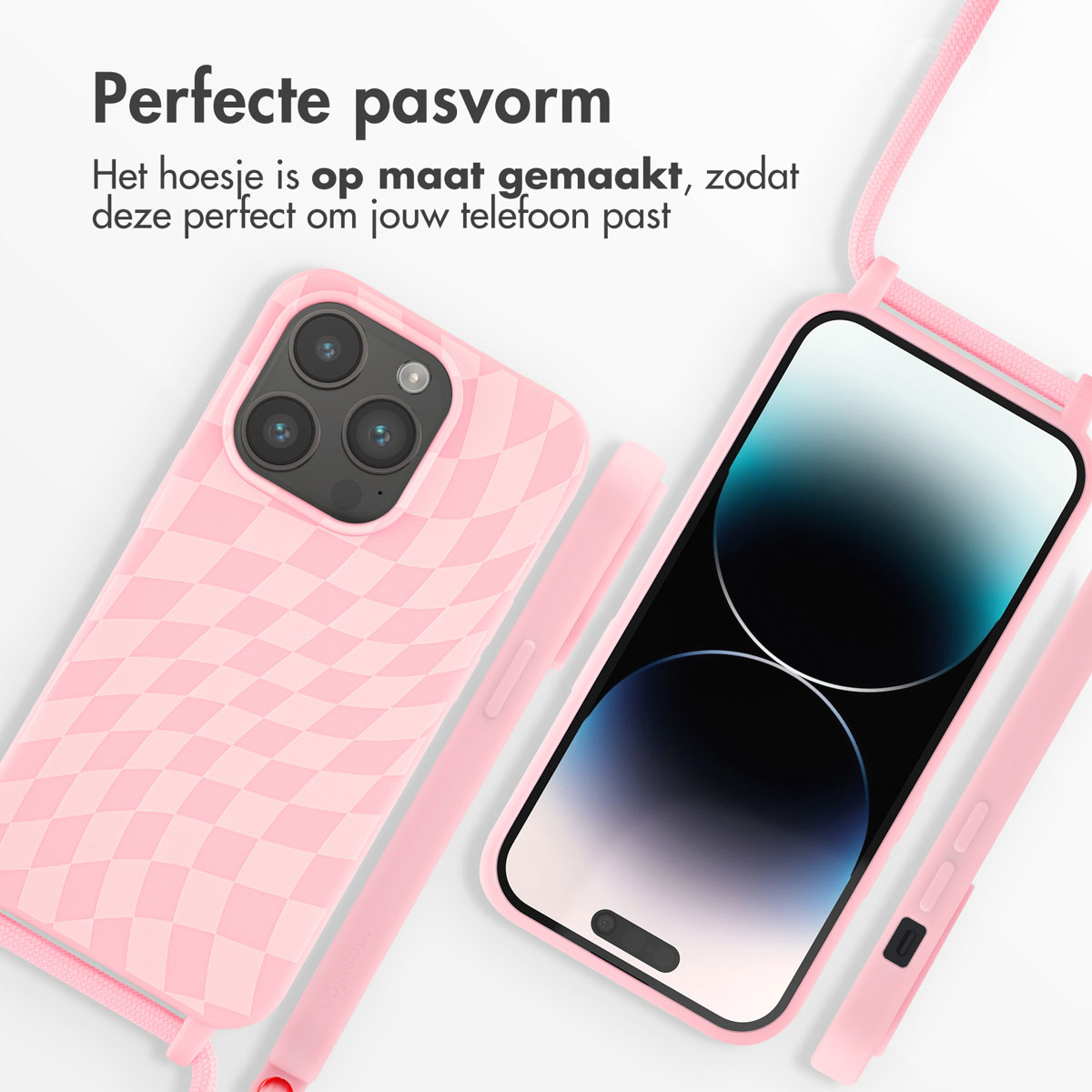 Een roze ruitvormige telefoonhoes naast een telefoon op witte achtergrond.