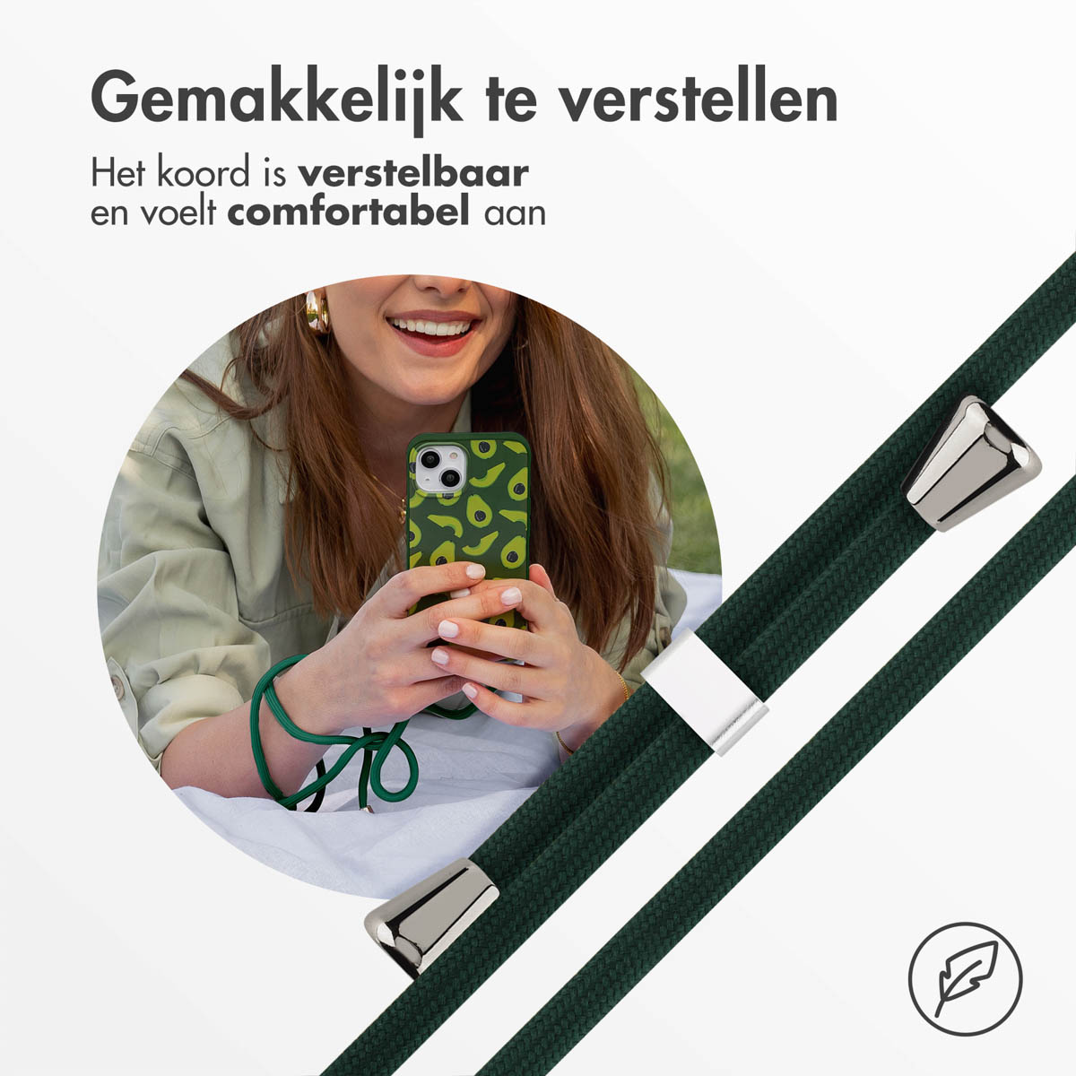 Frau hält ein Telefon mit einer Avocado-Hülle. Sie trägt ein grünes Armband.
