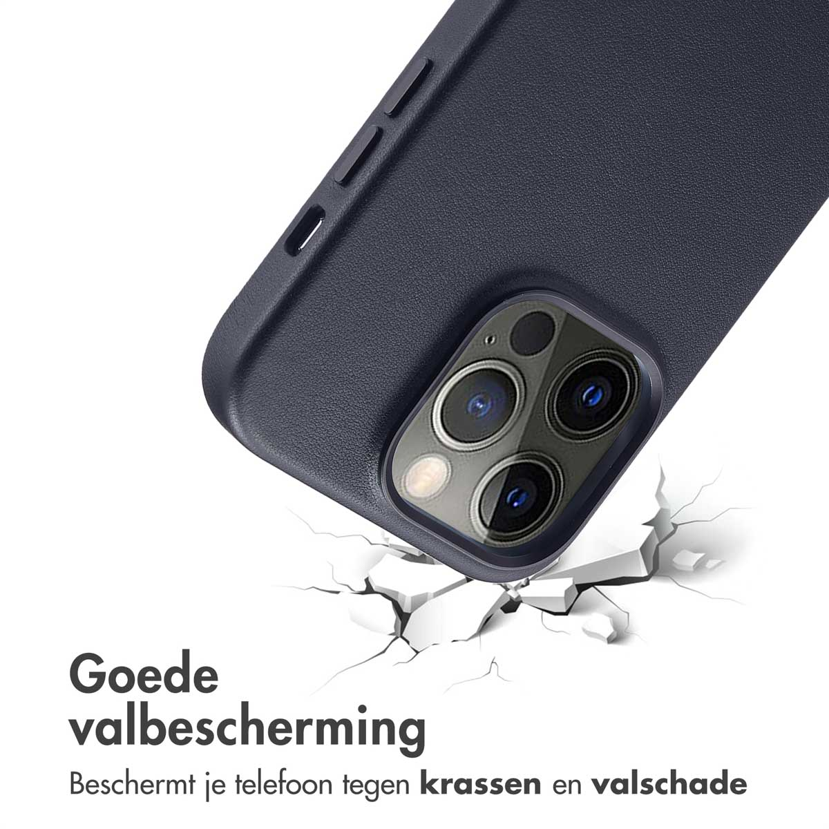 Une coque de téléphone bleu marine tombe, frappe le sol et le casse.