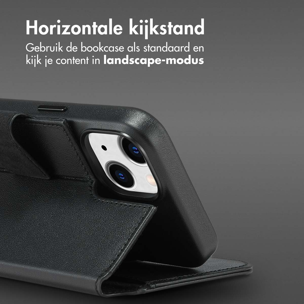 Zwarte hoes met telefoon in landschapsmodus. De hoes is teruggevouwen.
