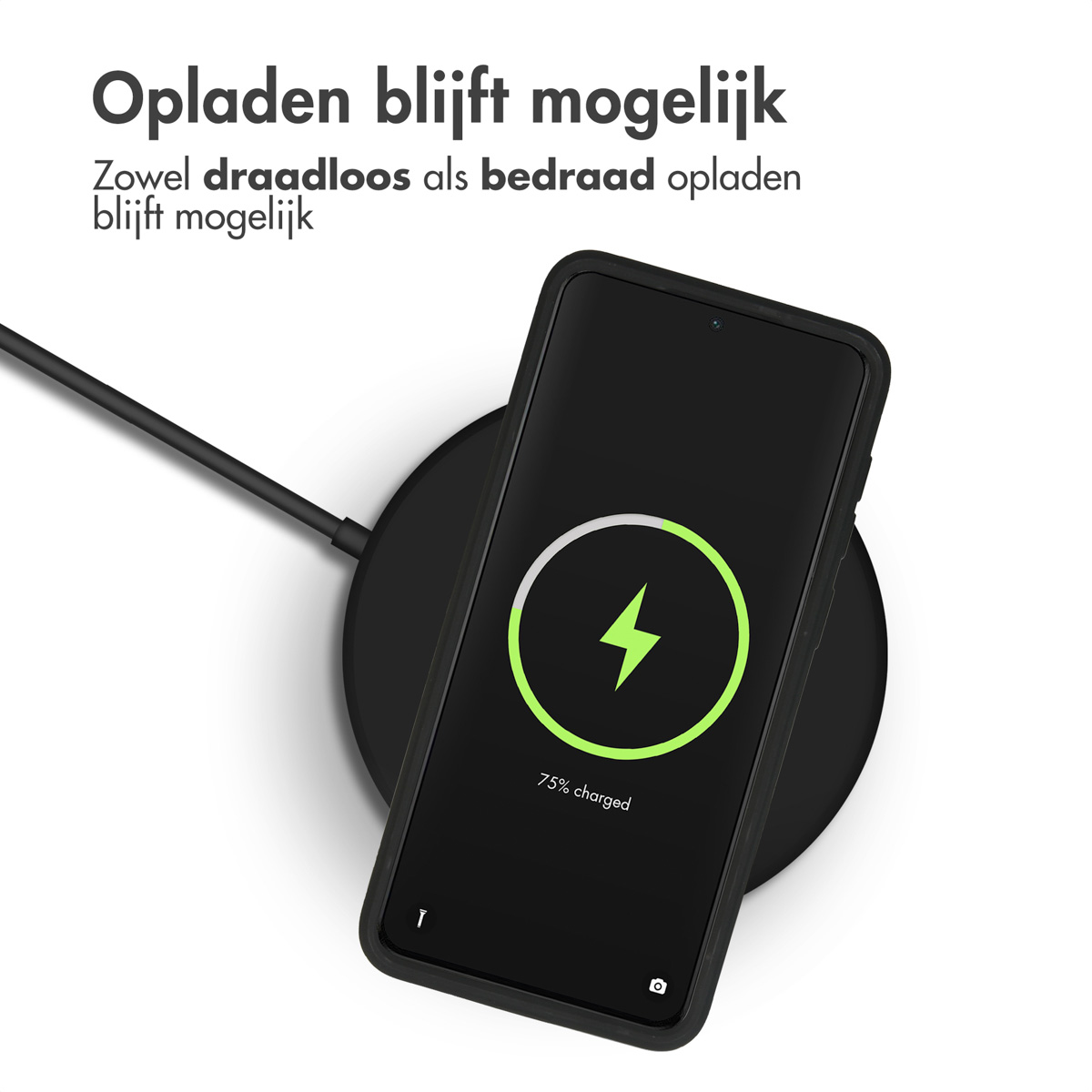 Téléphone avec étui sur un socle de chargement sans fil. Le téléphone se charge.